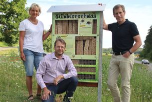 Foto von links: Herr Bürgermeister Fritsch, Simone Reusch (BUND) und Joachim Baumgärtner (Energieforum)