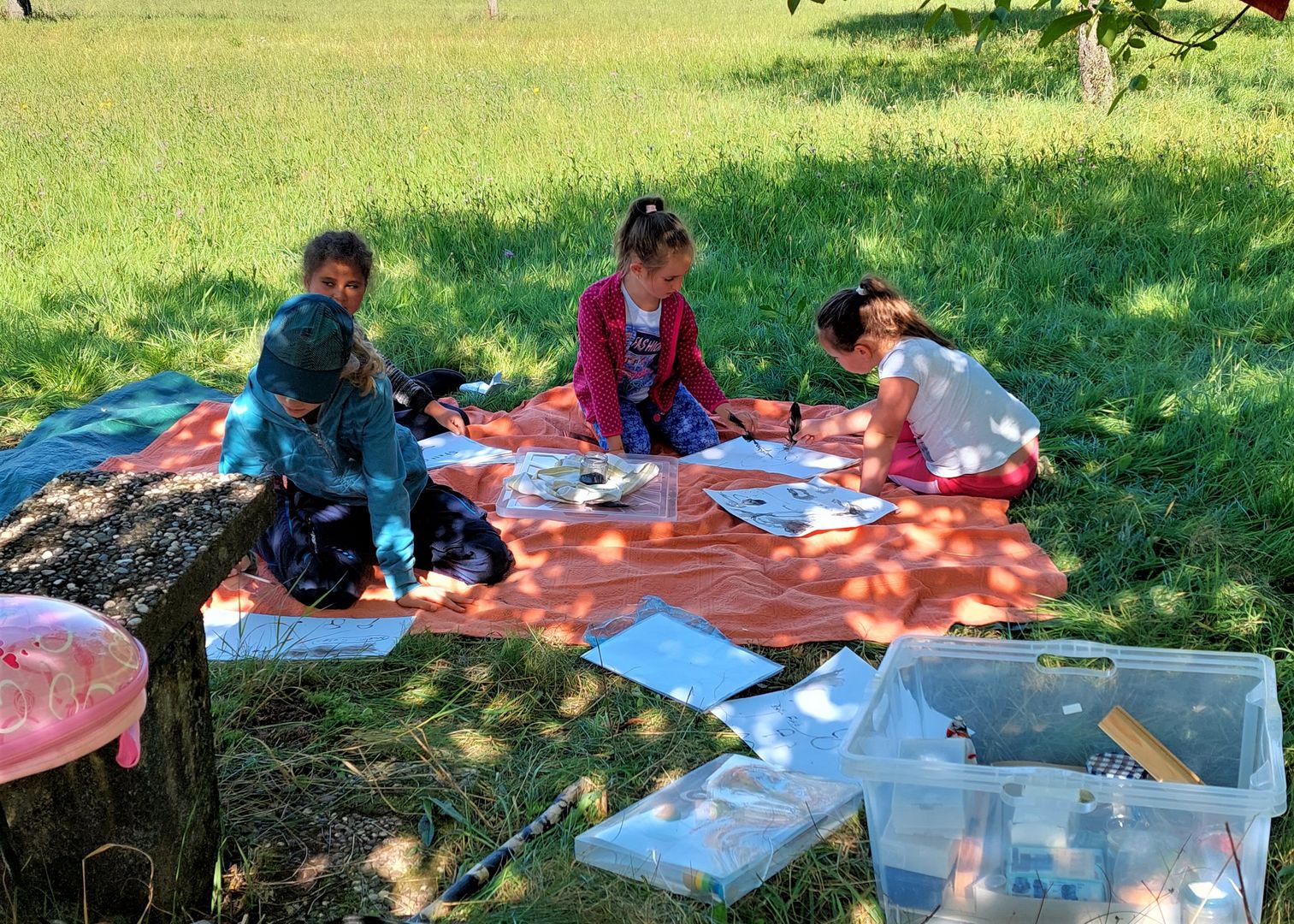 Kinder malen mit Pilzen
