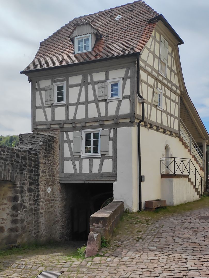 Das Pförtnerhaus ist das erste Gebäude, auf das Sie stoßen, wenn Sie das Schloss betreten.